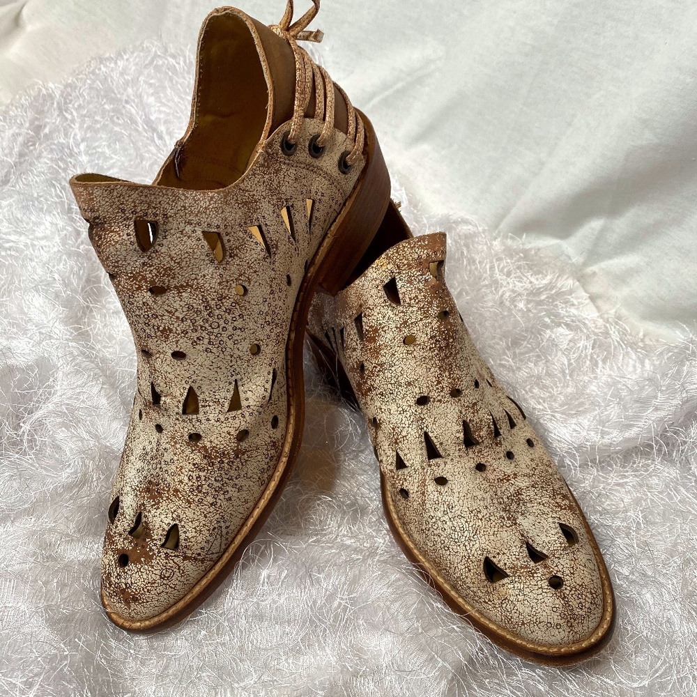 Musse & Cloud Distressed Cream Ankle Booties